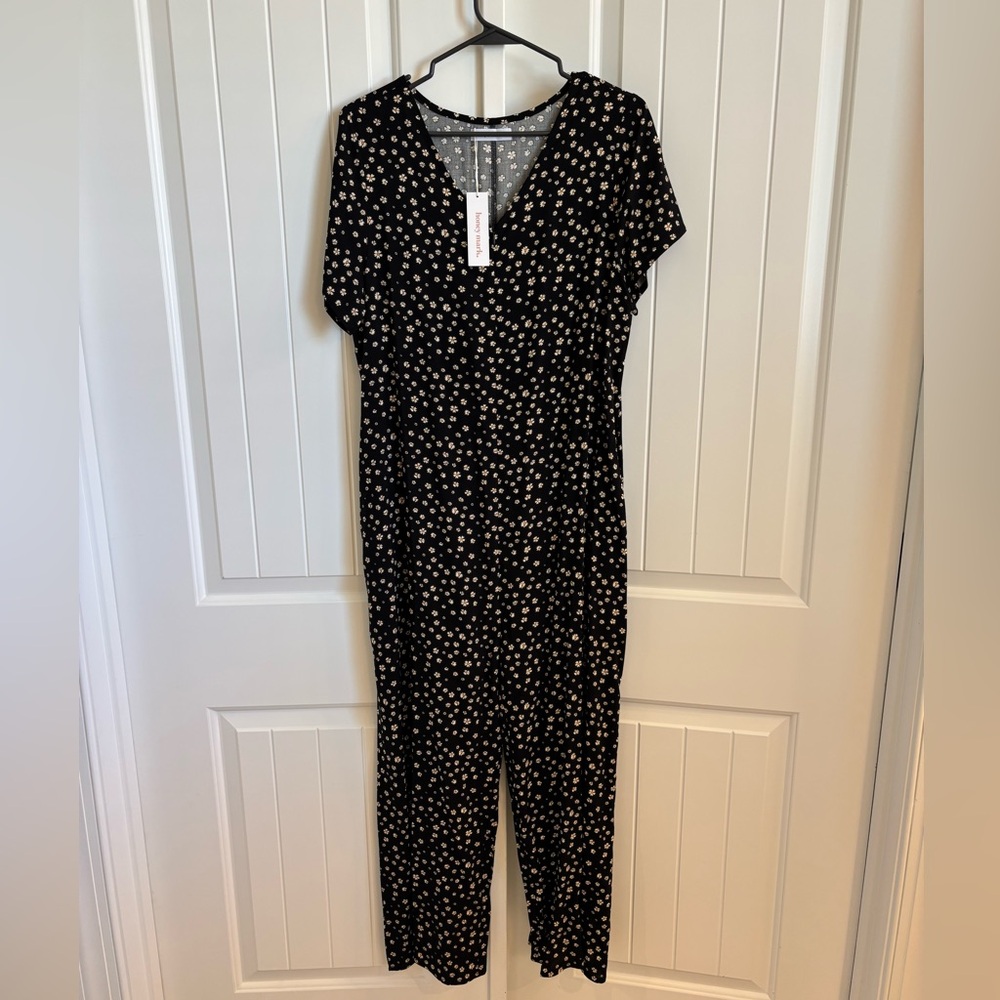 HoneyMark Co Black and White flowered jumpsuit NWT